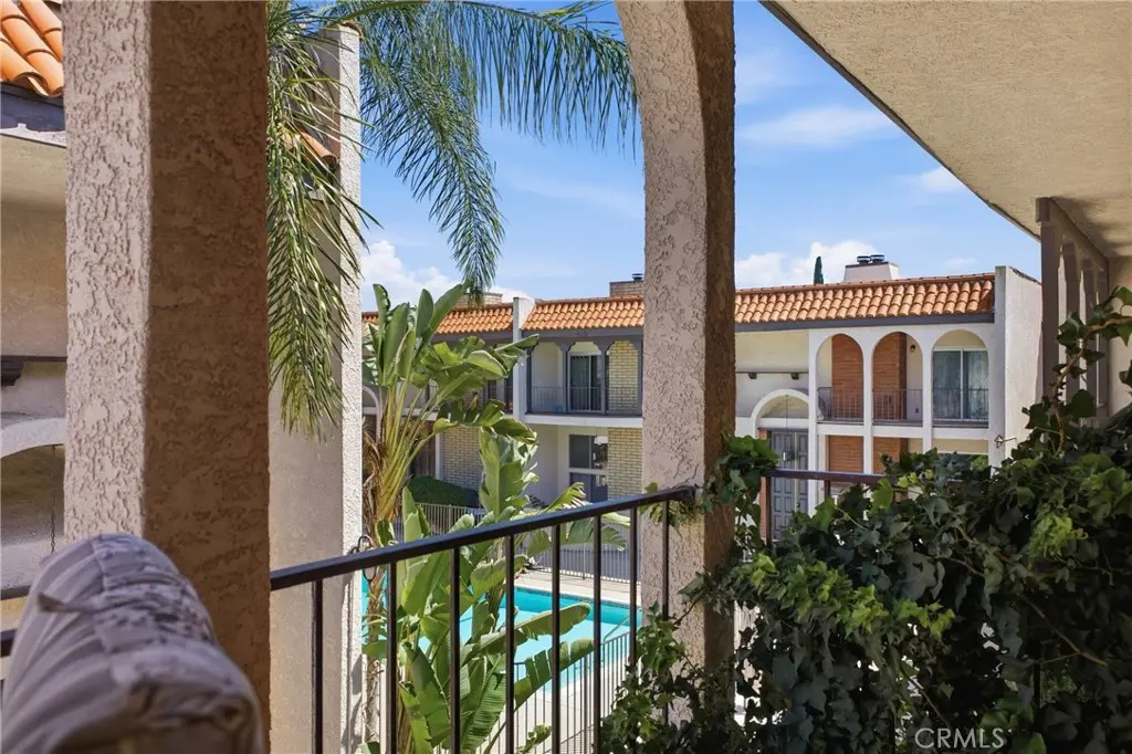 5477 Nestle Avenue 11, Tarzana, CA — listing photo 1