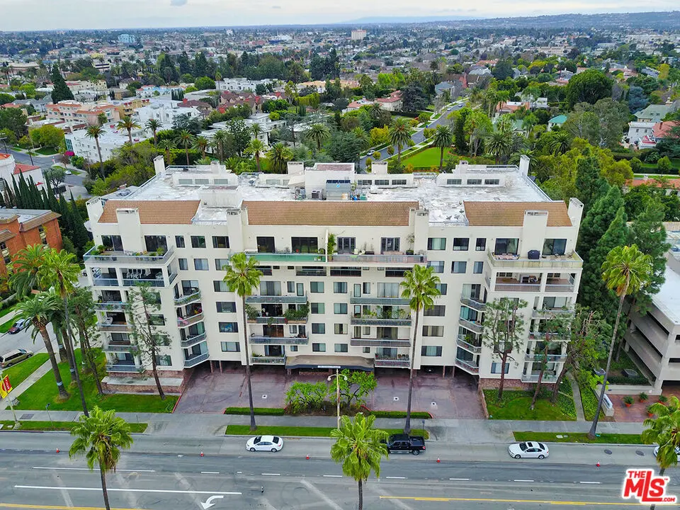 Condominium for rent at 4460 Wilshire Boulevard 701, Los Angeles, CA featuring 2 beds and 3 baths
