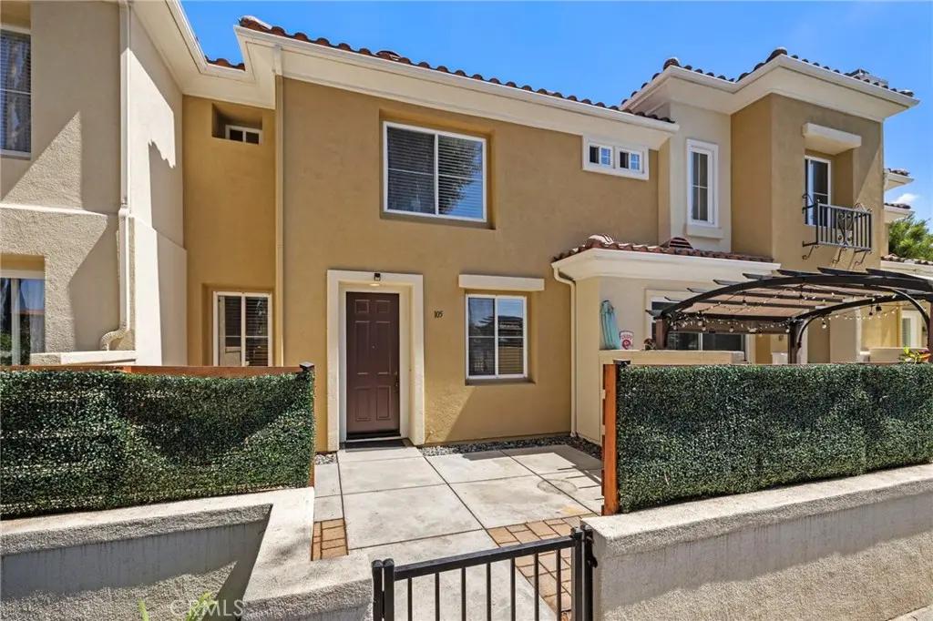 Condominium for sale at 105 Via Vicini, Rancho Santa Margarita, CA featuring 2 beds and 3 baths