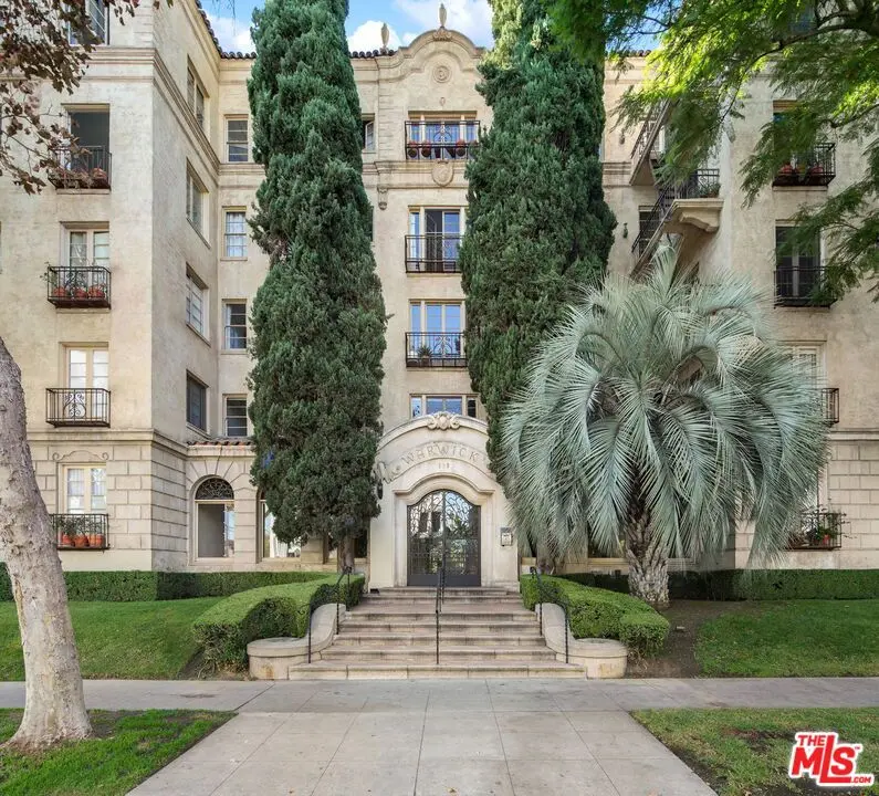 Condominium for rent at 109 N Sycamore Avenue 204, Los Angeles, CA featuring 1 bed and 1 bath