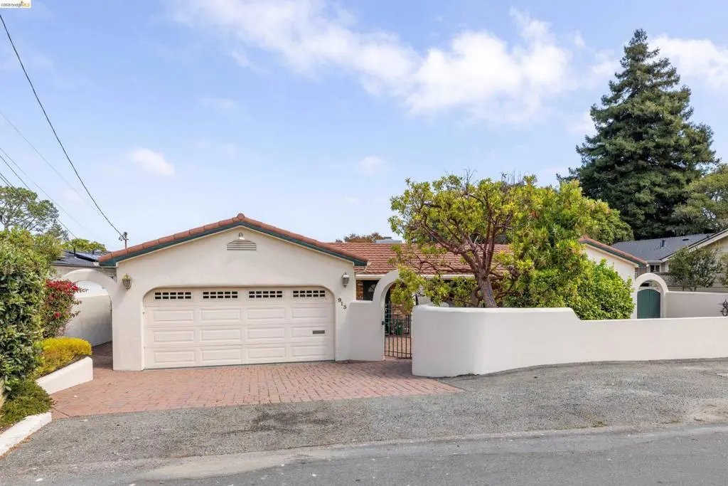 Single Family Residence for sale at 913 Monterey Cir, Monterey, CA featuring 2 beds and 3 baths