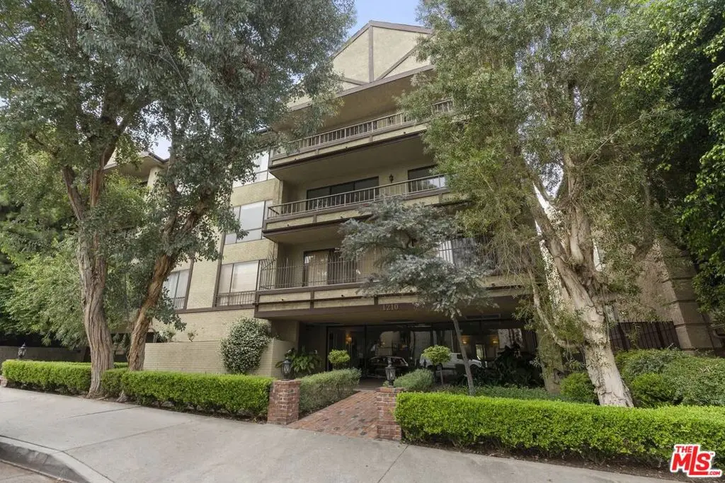 1210 N Kings Road 104, West Hollywood, CA — listing photo 1