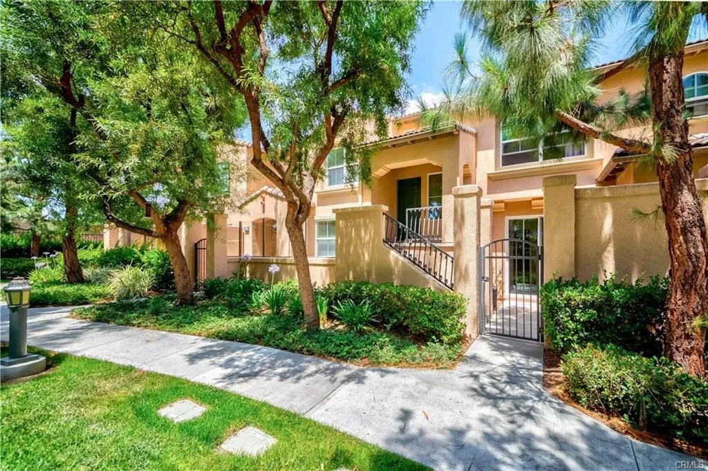 Condominium for rent at 36 Trailing Vine, Irvine, CA featuring 2 beds and 3 baths