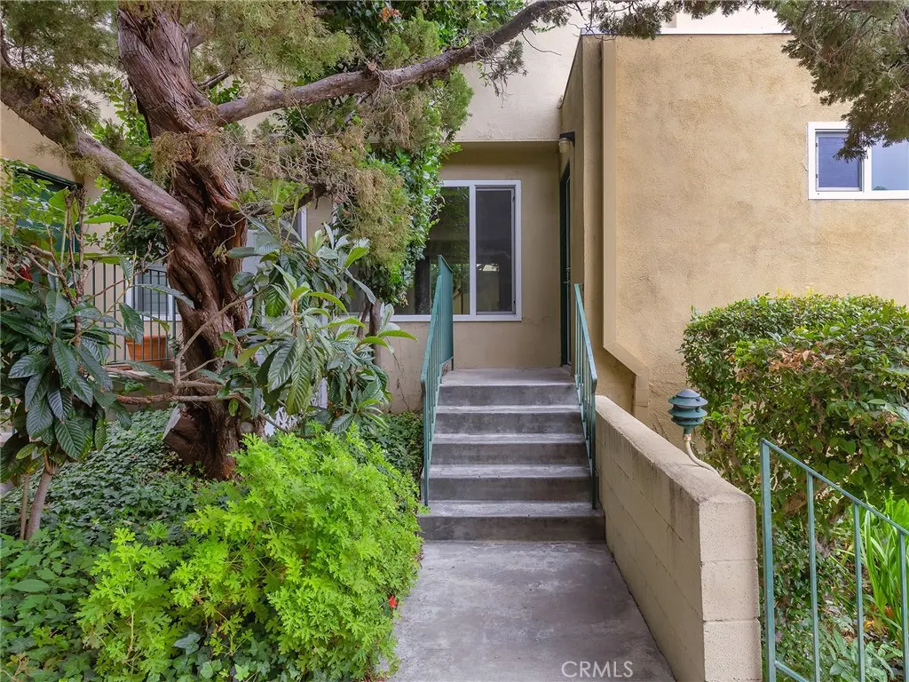 11138 Aqua Vista Street 18, Studio City, CA — listing photo 1