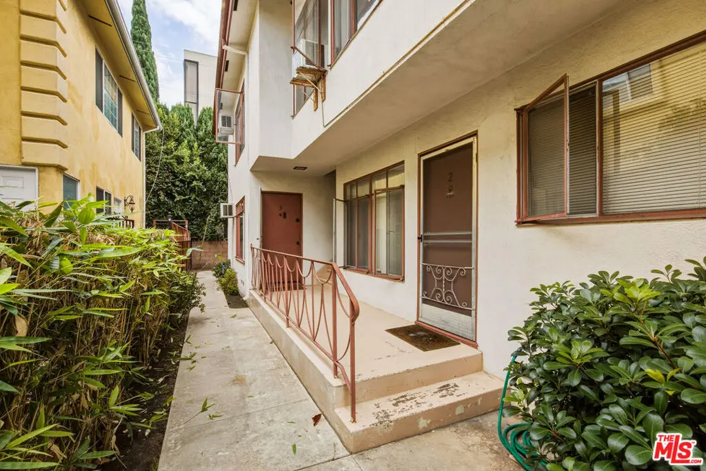 Condominium for rent at 1058 S Wooster Street 3, Los Angeles, CA featuring 2 beds and 1 bath