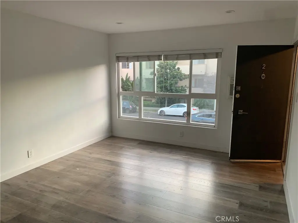 Apartment for rent at 702 S St Andrews, Los Angeles, CA featuring 1 bed and 1 bath