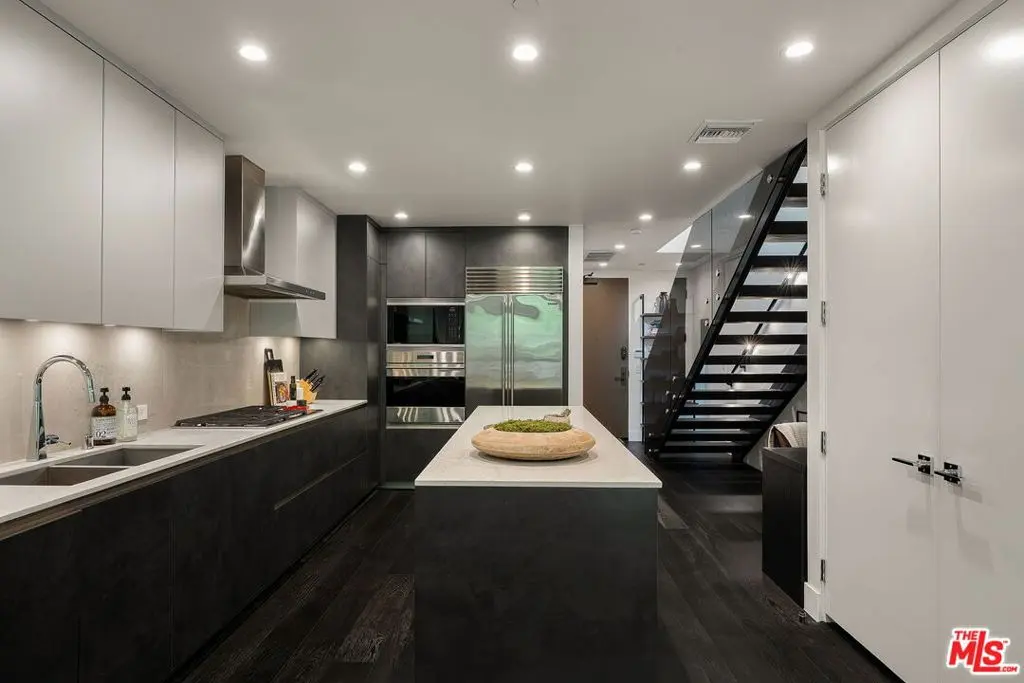 Condominium for rent at 724 N Croft Avenue 313, Los Angeles, CA featuring 1 bed and 2 baths