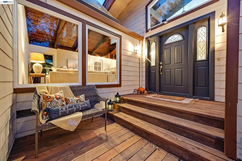 Single Family Residence for sale at 3364 Walnut Ln, Lafayette, CA featuring 3 beds and 3 baths