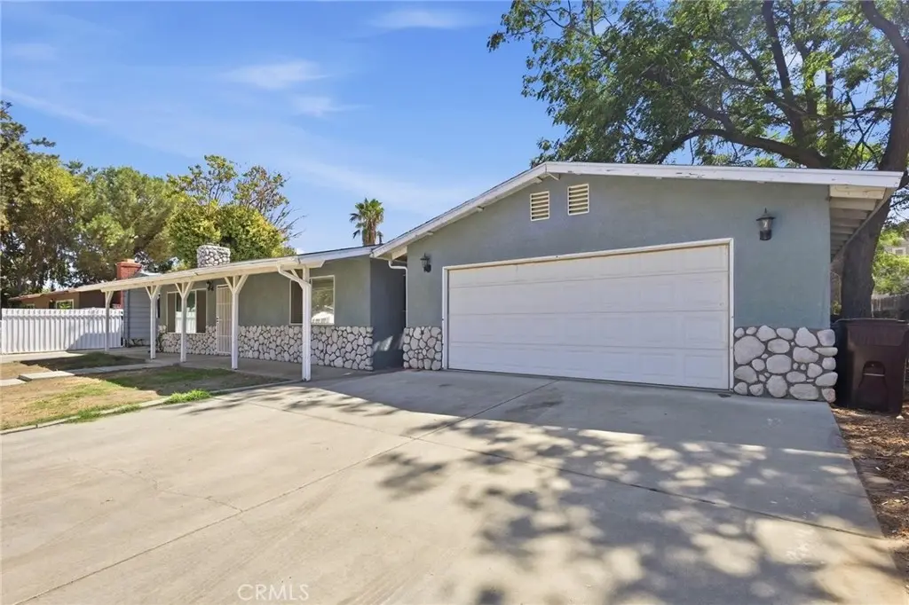Single Family Residence for sale at 43233 Whittier, Hemet, CA featuring 2 beds and 2 baths