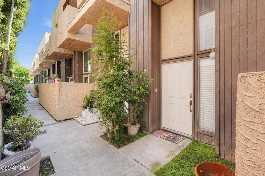 5307 Wilkinson Avenue 19b, Valley Village, CA — listing photo 1