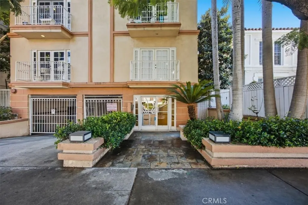 Condominium for sale at 2205 S Bentley Avenue 102, Los Angeles, CA featuring 2 beds and 3 baths