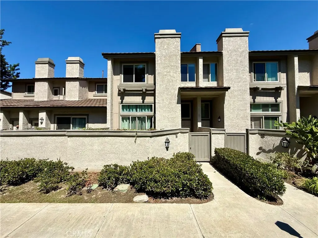 Condominium for rent at 16 Moonlight, Irvine, CA featuring 3 beds and 3 baths