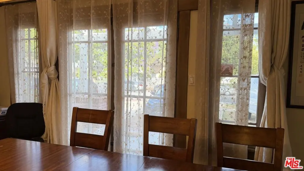 Single Family Residence for rent at 957 5th Avenue, Los Angeles, CA featuring 3 beds and 2 baths