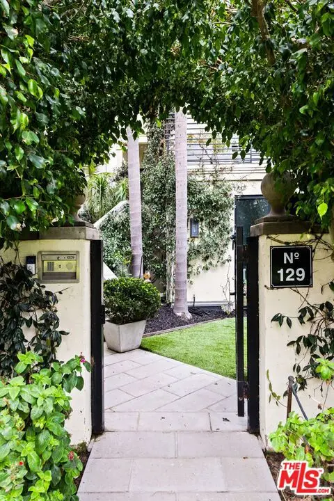 Single Family Residence for rent at 129 Outrigger Mall, Los Angeles, CA featuring 4 beds and 4 baths