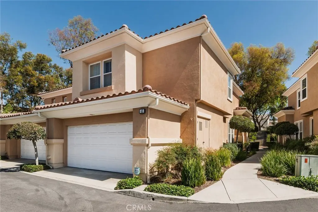Townhouse for sale at 45 Via Vicini, Rancho Santa Margarita, CA featuring 3 beds and 3 baths
