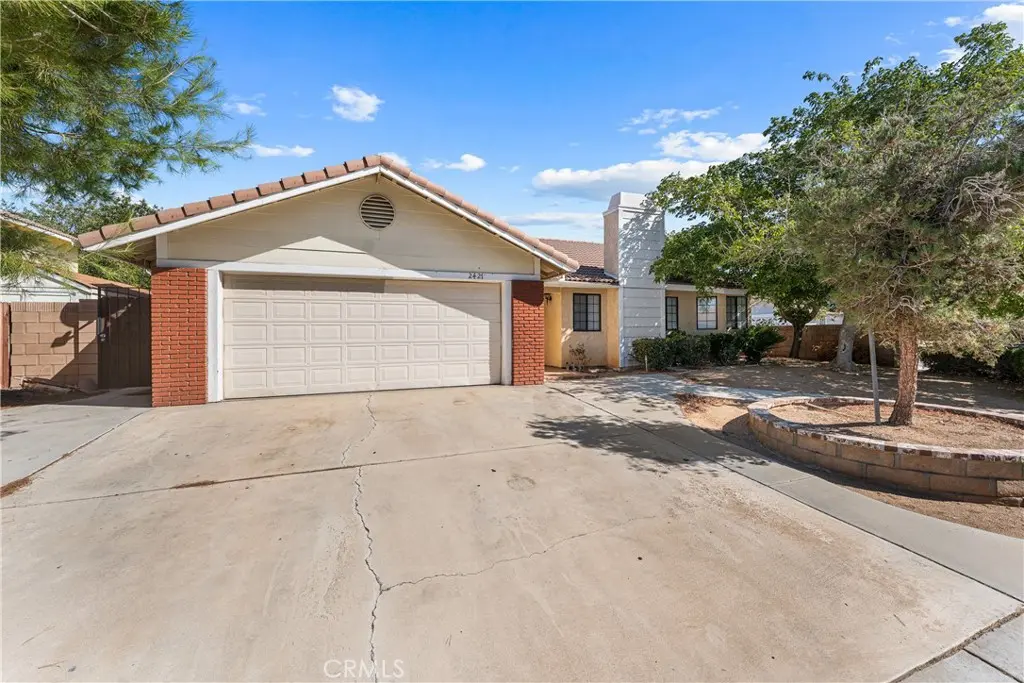 2427 Oakcrest, Palmdale, CA — listing photo 1