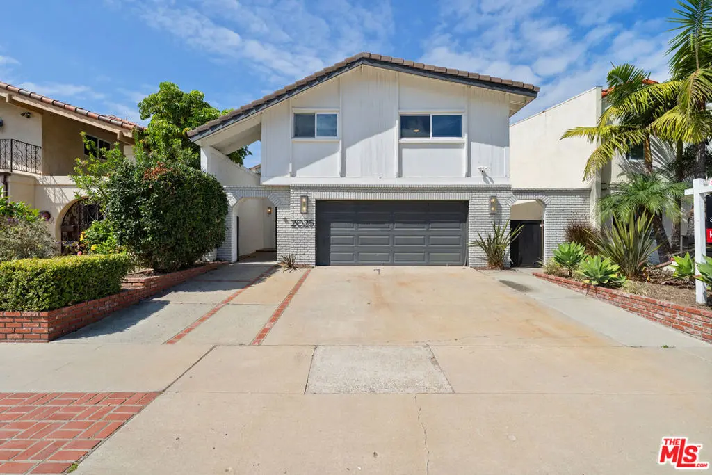 2025 Victoria Avenue, Oxnard, CA — listing photo 1