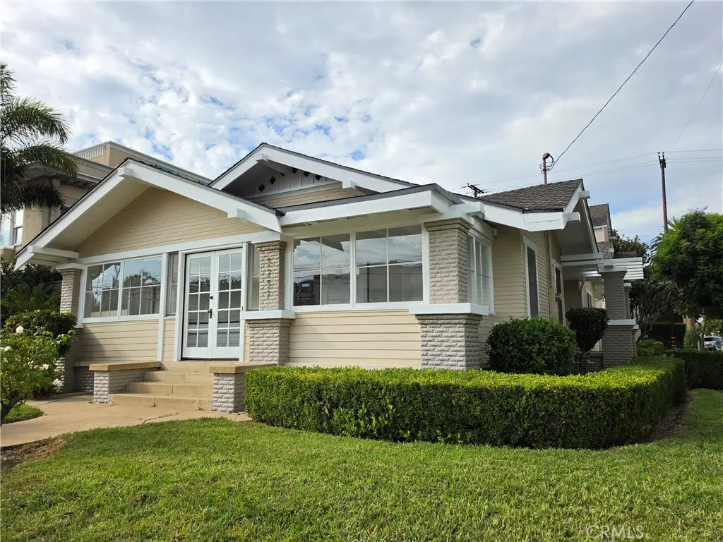 Single Family Residence for rent at 3237 E Broadway, Long Beach, CA featuring 3 beds and 2 baths