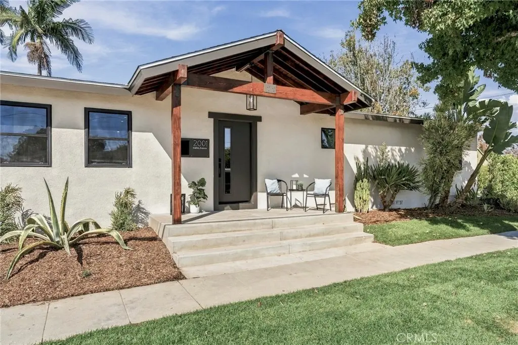 2001 Carfax, Long Beach, CA — listing photo 1