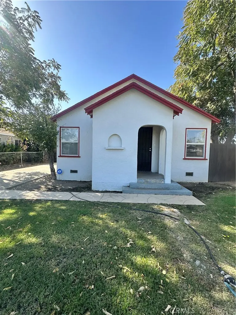 111 E Moneta, Bakersfield, CA — listing photo 1
