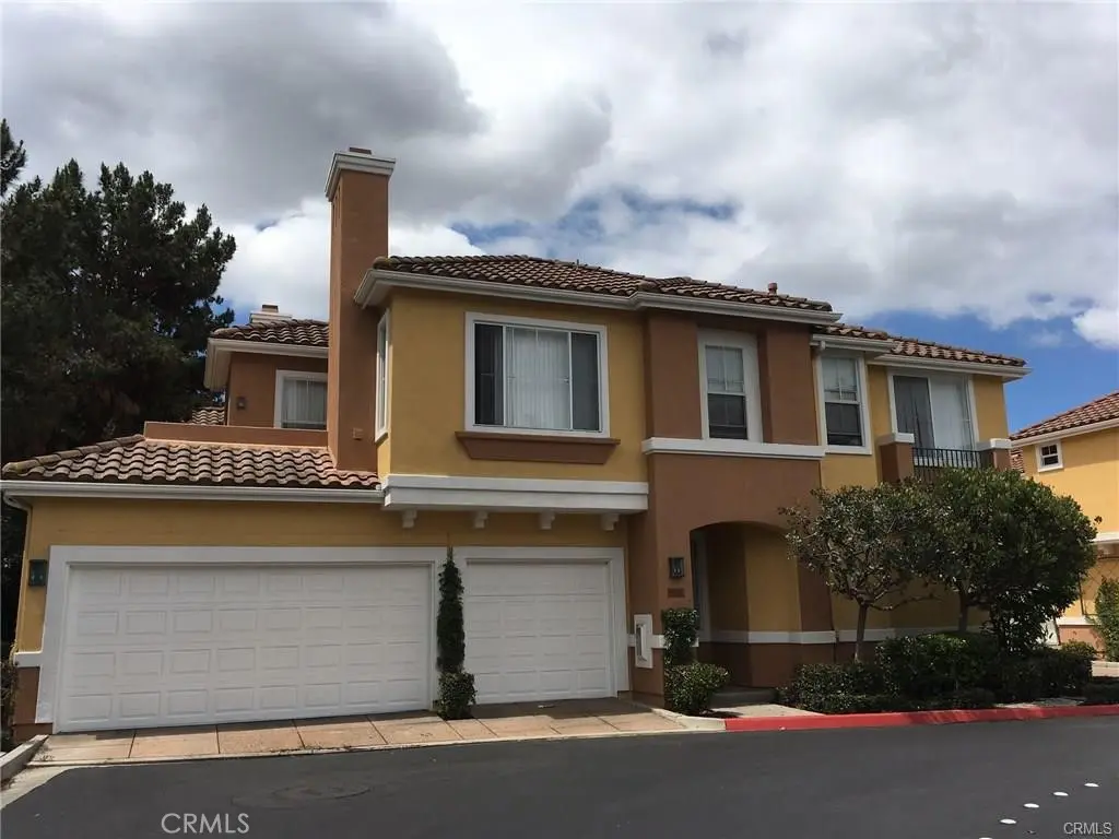 Condominium for rent at 1701 Reggio Aisle, Irvine, CA featuring 2 beds and 2 baths