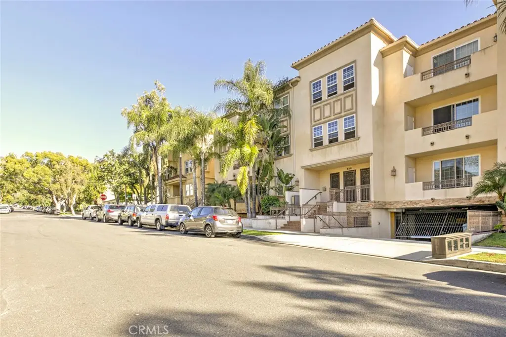 556 E Palm Avenue 102, Burbank, CA — listing photo 1