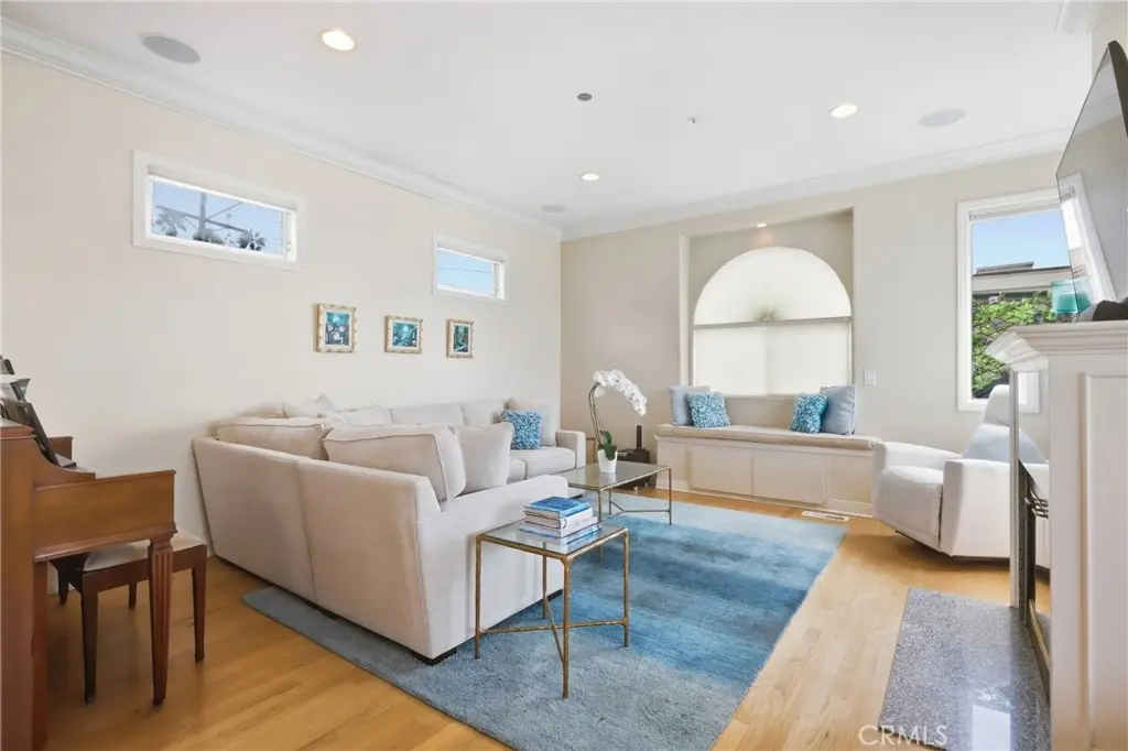 Single Family Residence for rent at 125 El Porto, Manhattan Beach, CA featuring 3 beds and 4 baths