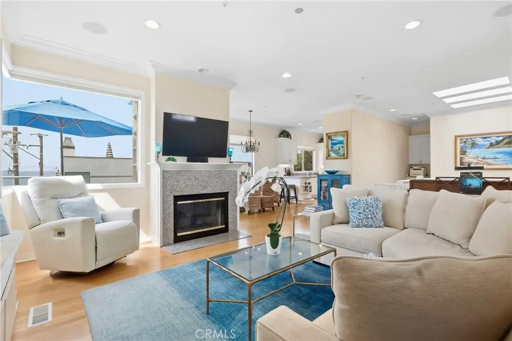 Single Family Residence for rent at 125 El Porto, Manhattan Beach, CA featuring 2 beds and 3 baths
