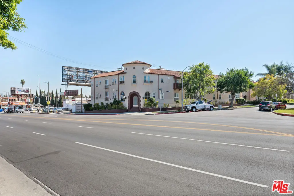 Condominium for rent at 5320 W Olympic Boulevard 10, Los Angeles, CA and 1 bath