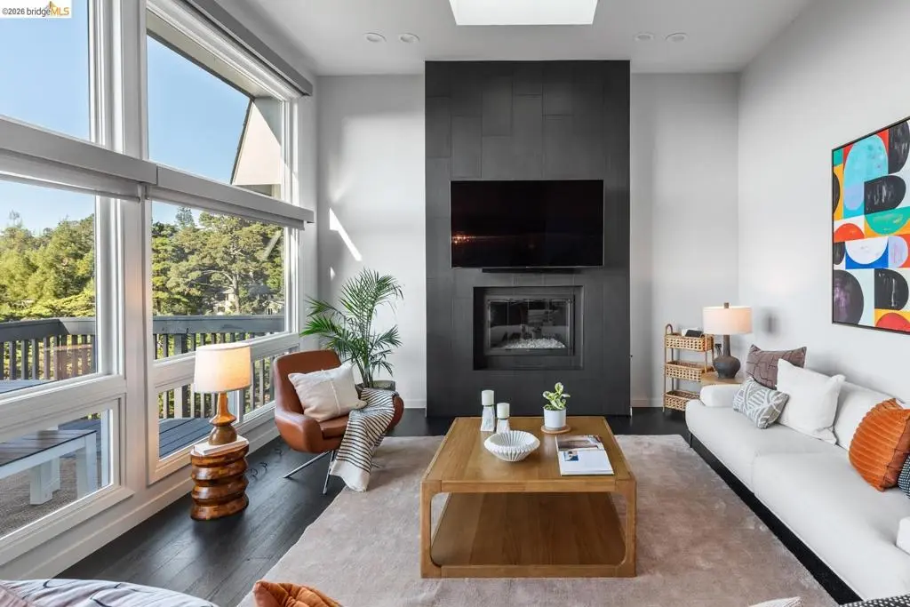 Single Family Residence for sale at 6305 Melville Dr, Oakland, CA featuring 3 beds and 2 baths