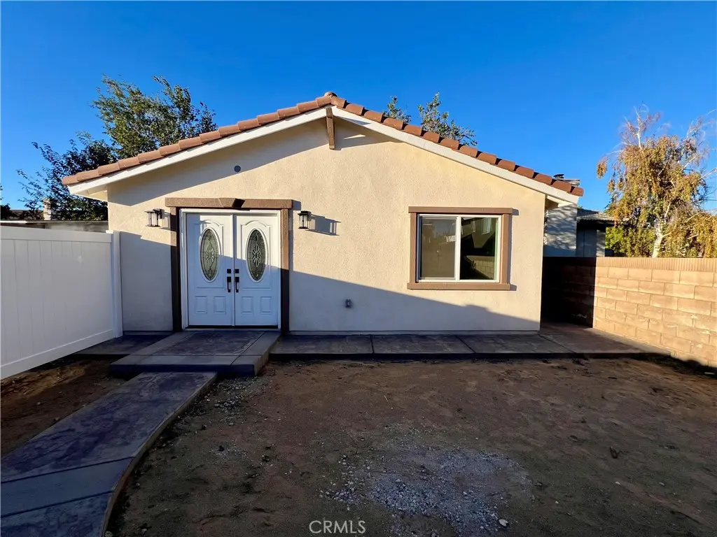 1133 E Geraldine Avenue B, Lancaster, CA — listing photo 1