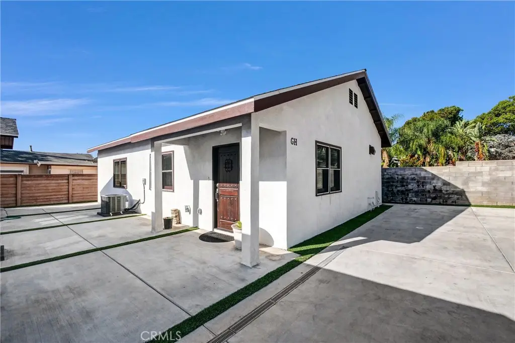 696 E 9th C, Upland, CA — listing photo 1