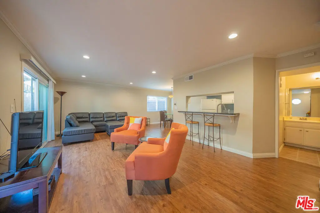 11120 Moorpark Street 2, Toluca Lake, CA — listing photo 1