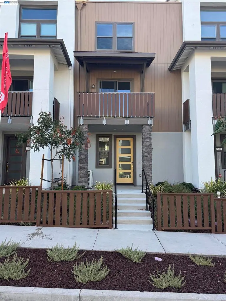 Townhouse for rent at , Livermore, CA featuring 2 beds and 3 baths