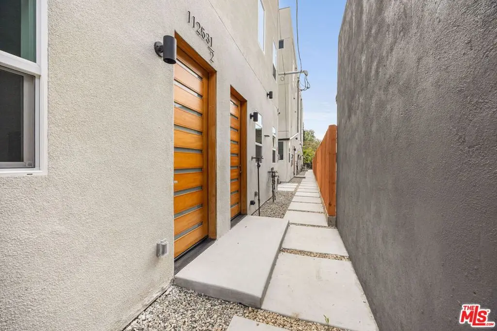 11253 Hatteras Street 3/4, North Hollywood, CA — listing photo 1