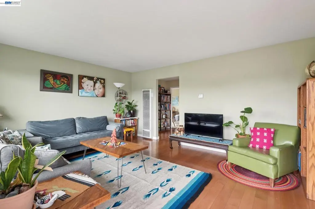 Condominium for sale at 3054 Bona St D, Oakland, CA featuring 2 beds and 1 bath