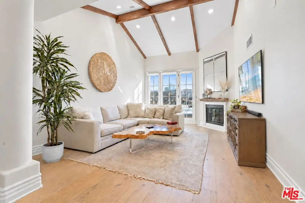 10618 Woodbridge Street 304, Toluca Lake, CA — listing photo 1