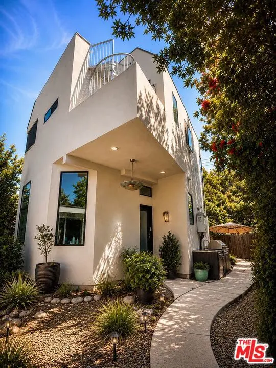 Single Family Residence for rent at 7443 Midfield Ave Avenue, Los Angeles, CA featuring 2 beds and 2 baths