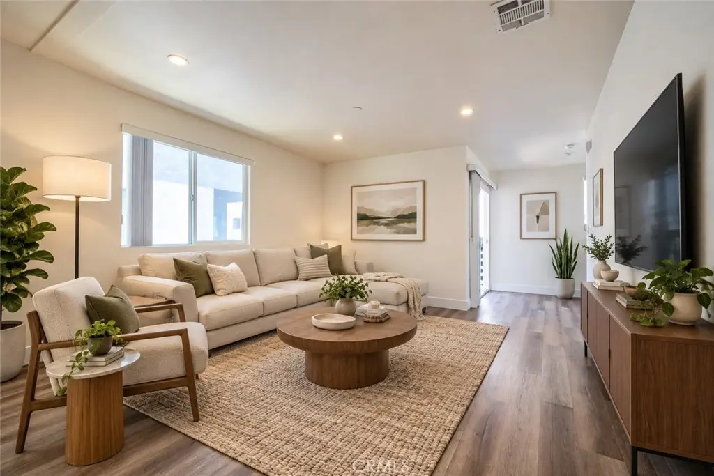 1421 S New Hampshire Avenue 1/2, Los Angeles, CA — listing photo 1