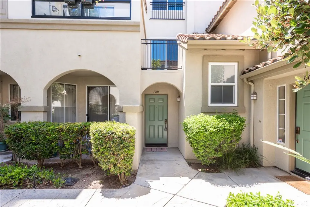 Condominium for rent at 1905 Crescent Oak, Irvine, CA featuring 1 bed and 2 baths
