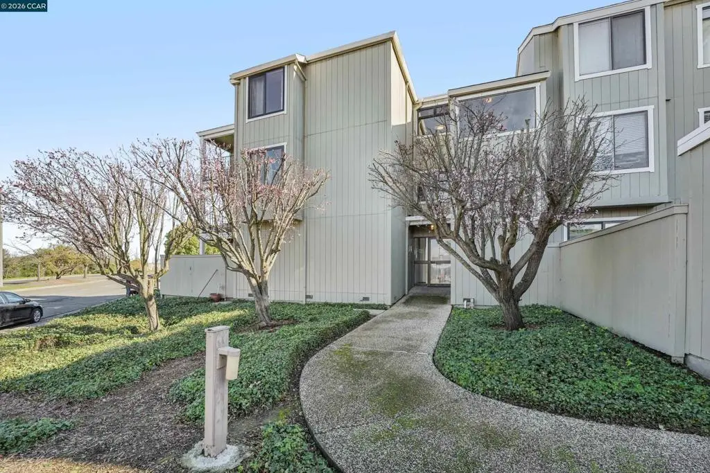 Condominium for sale at 2 Lakeview Ct, Novato, CA featuring 2 beds and 1 bath