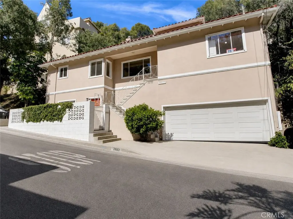 Single Family Residence for rent at 2932 Ledgewood Drive, Los Angeles, CA featuring 3 beds and 3 baths
