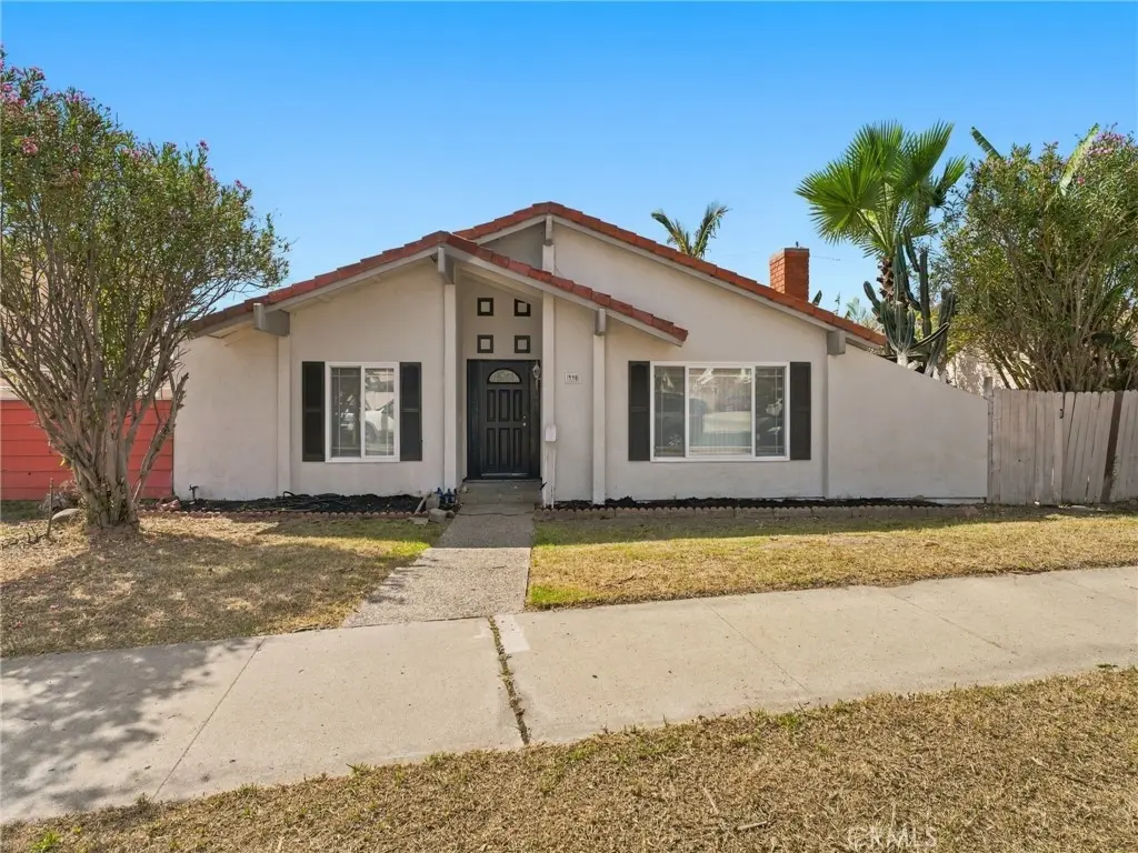330 W Devonshire Drive, Oxnard, CA — listing photo 1