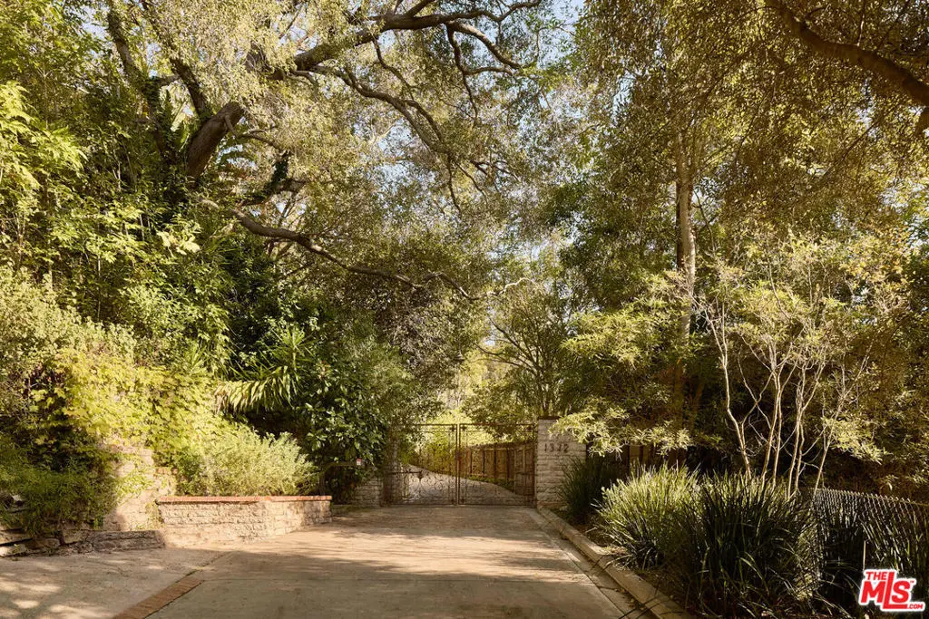 1372 Benedict Canyon Drive, Los Angeles, CA — listing photo 1