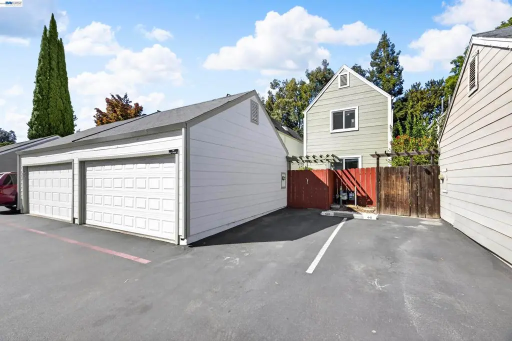 439 W Golf Circle, Manteca, CA — listing photo 1