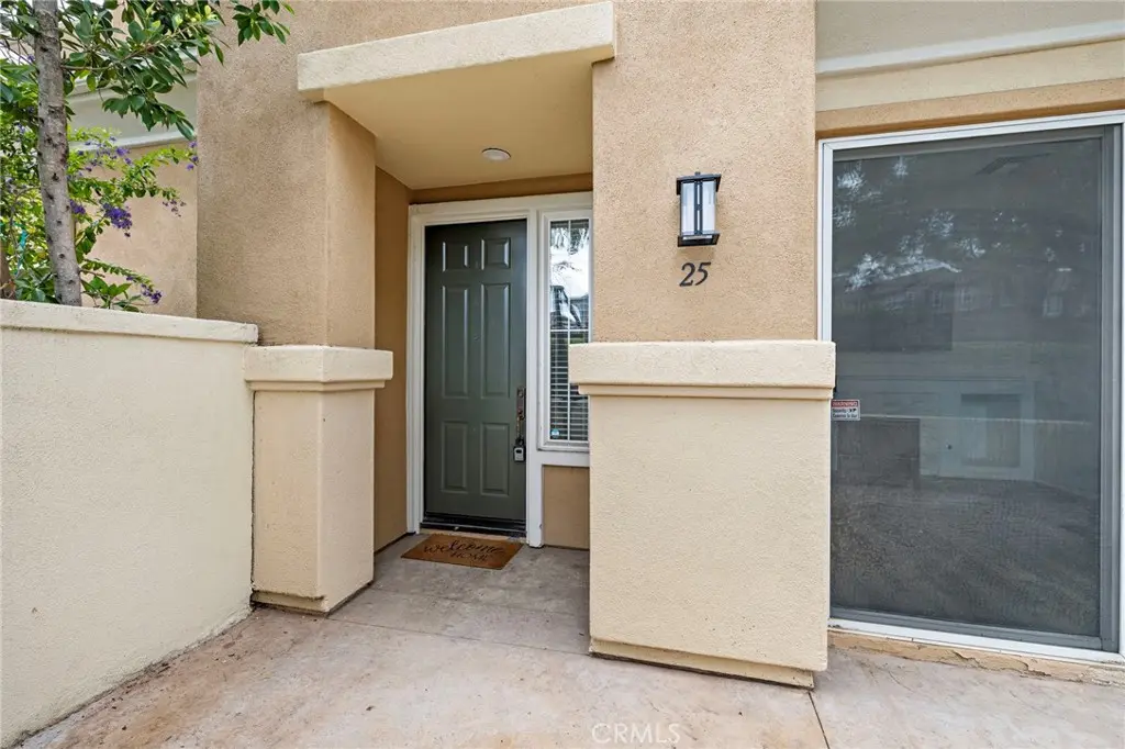 Condominium for rent at 25 Via Vicini, Rancho Santa Margarita, CA featuring 2 beds and 3 baths