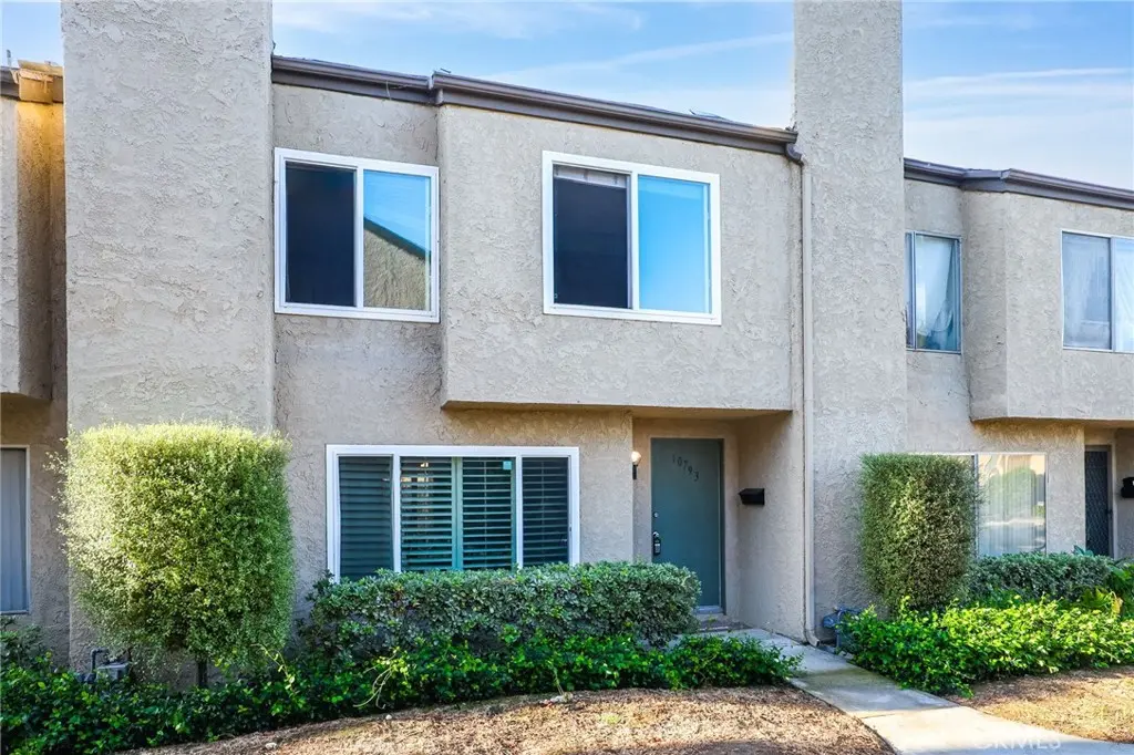 Townhouse for rent at 10793 Onyx Court, Fountain Valley, CA featuring 3 beds and 2 baths