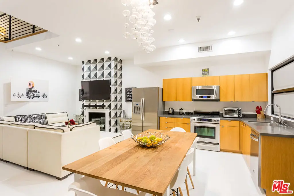 815 Hampton Drive 7, Venice, CA — listing photo 1