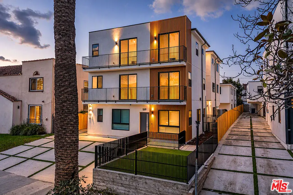 Residential Income for sale at 1019 S Citrus Avenue, Los Angeles, CA featuring 16 beds and 16 baths