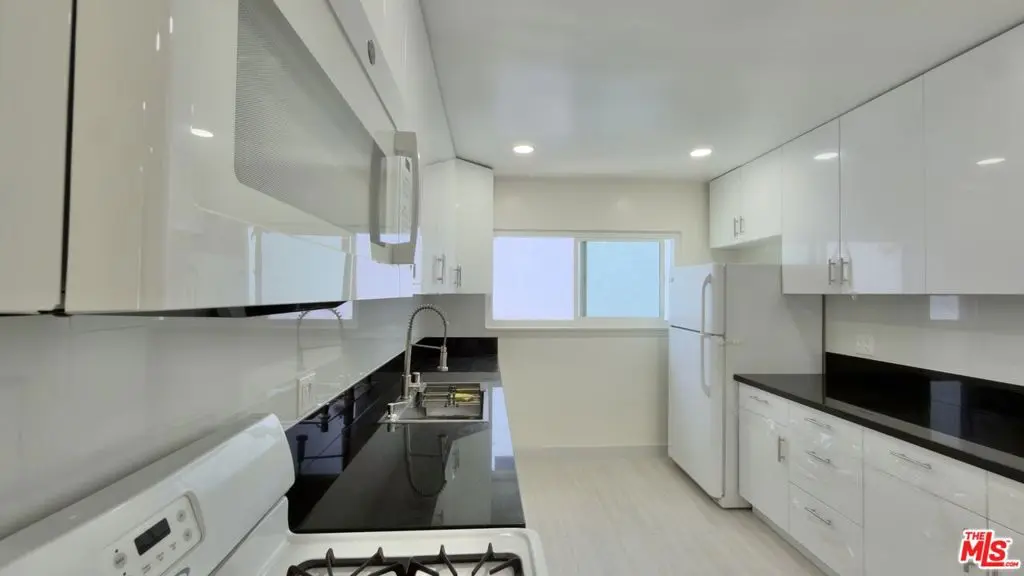 15207 Dickens Street 5, Sherman Oaks, CA — listing photo 1